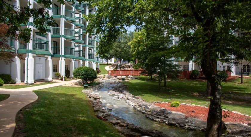Surrey'S Carriage Place Resort Branson Exterior photo